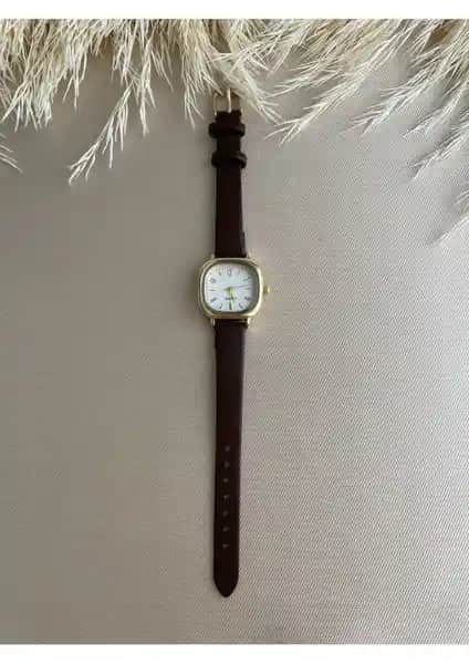 Quartz Retro Minimal Vintage Deri Kordon Kadın Kol Saati: Şıklık ve Fonksiyonellik Bir Arada