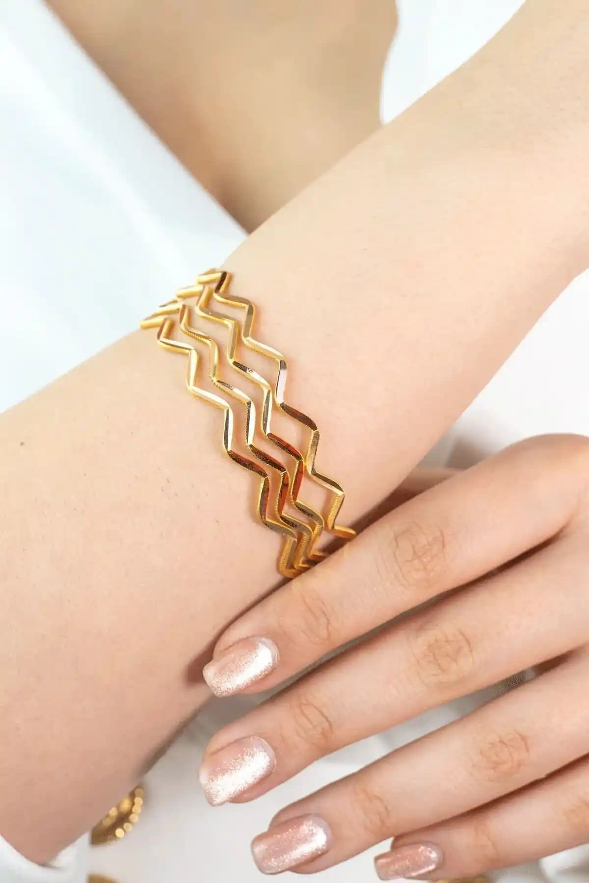 22 Ayar Zigzag Bilezik: Geleneksel İşçilik ve Modern Tasarımın Zarif Buluşması