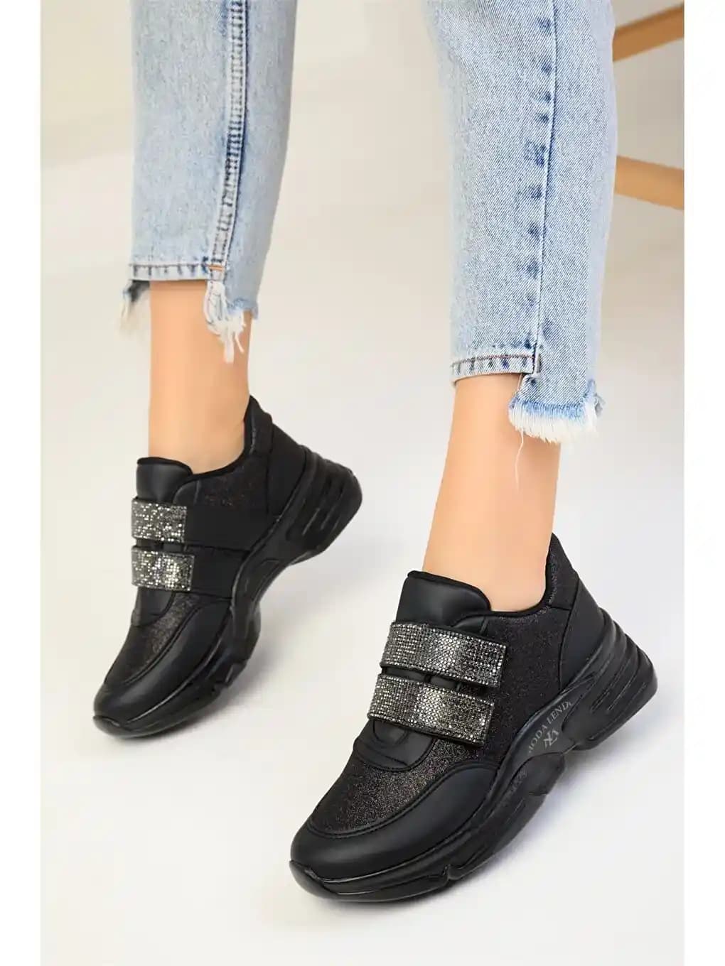 Nike Kadın Cırt Cırtlı Ayakkabılar: Pratiklik ve Konforu Bir Arada Sunan Tasarımlar