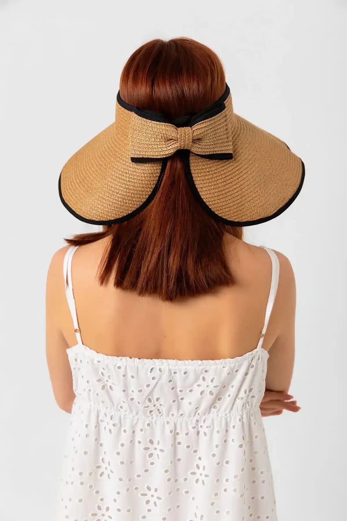 Tepesi Açık Şapka Tasarımı ve Kullanım Alanları: Fonksiyonel Yazlık Aksesuarlar