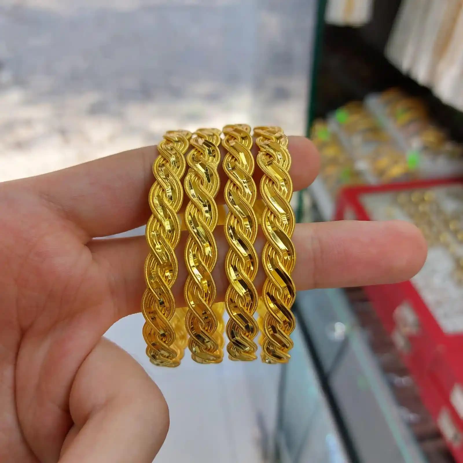 Altın Kaplama Bilezik ve Çanta Aksesuarları Modada Uygun Fiyatlı Lüks Seçenekler