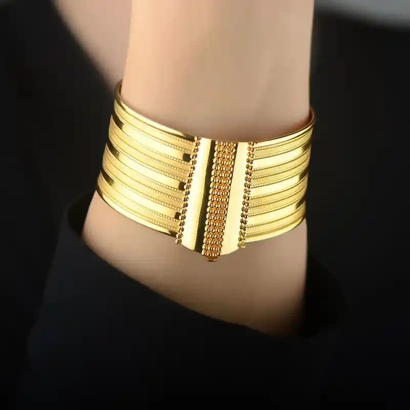 Altın Modelleri: Modern Tasarımlar ve Çanta Aksesuarlarındaki Zarif Detaylar