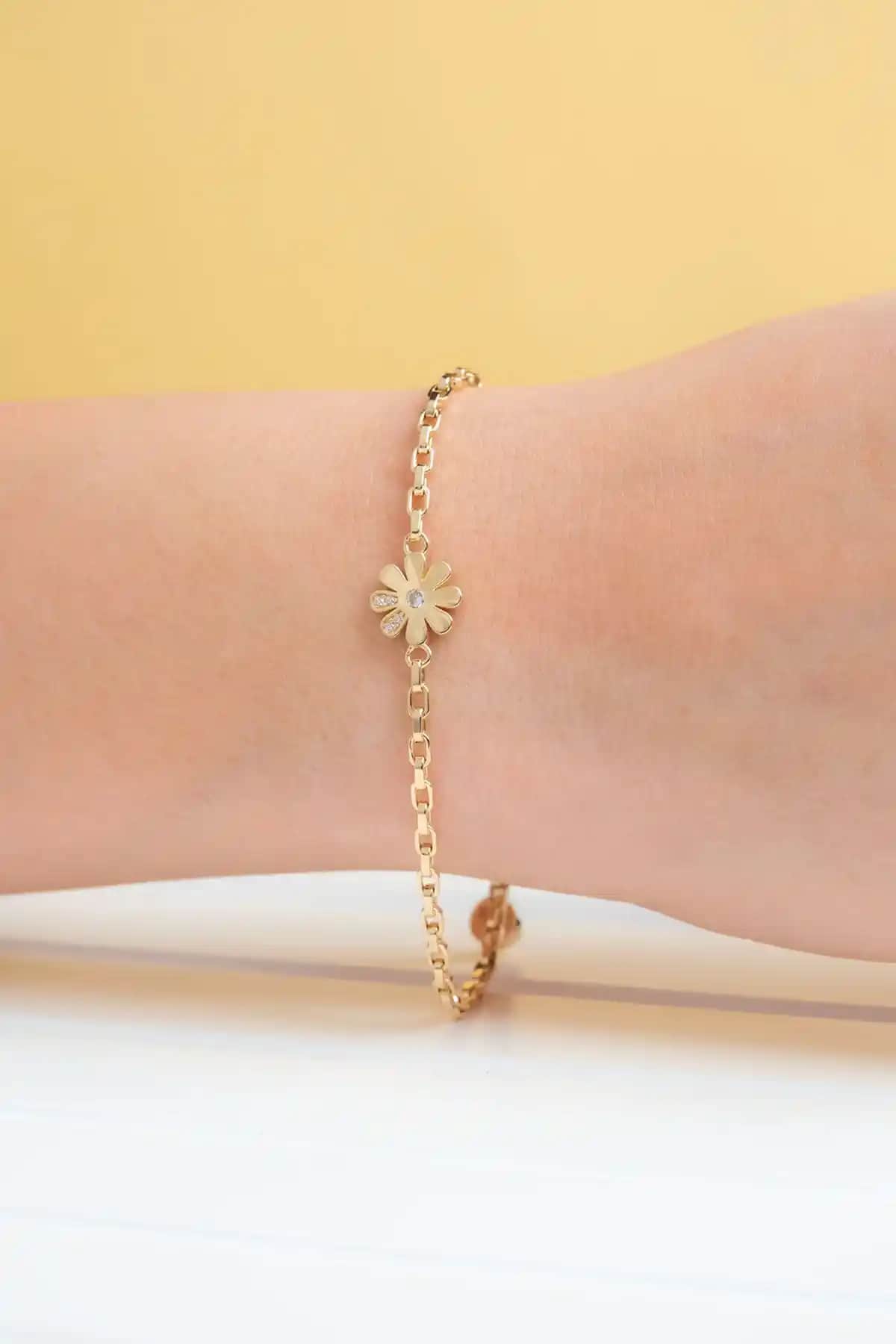 Altın Papatya Bileklikleri: Doğal Güzellik ve Şıklığın Zarif Buluşması