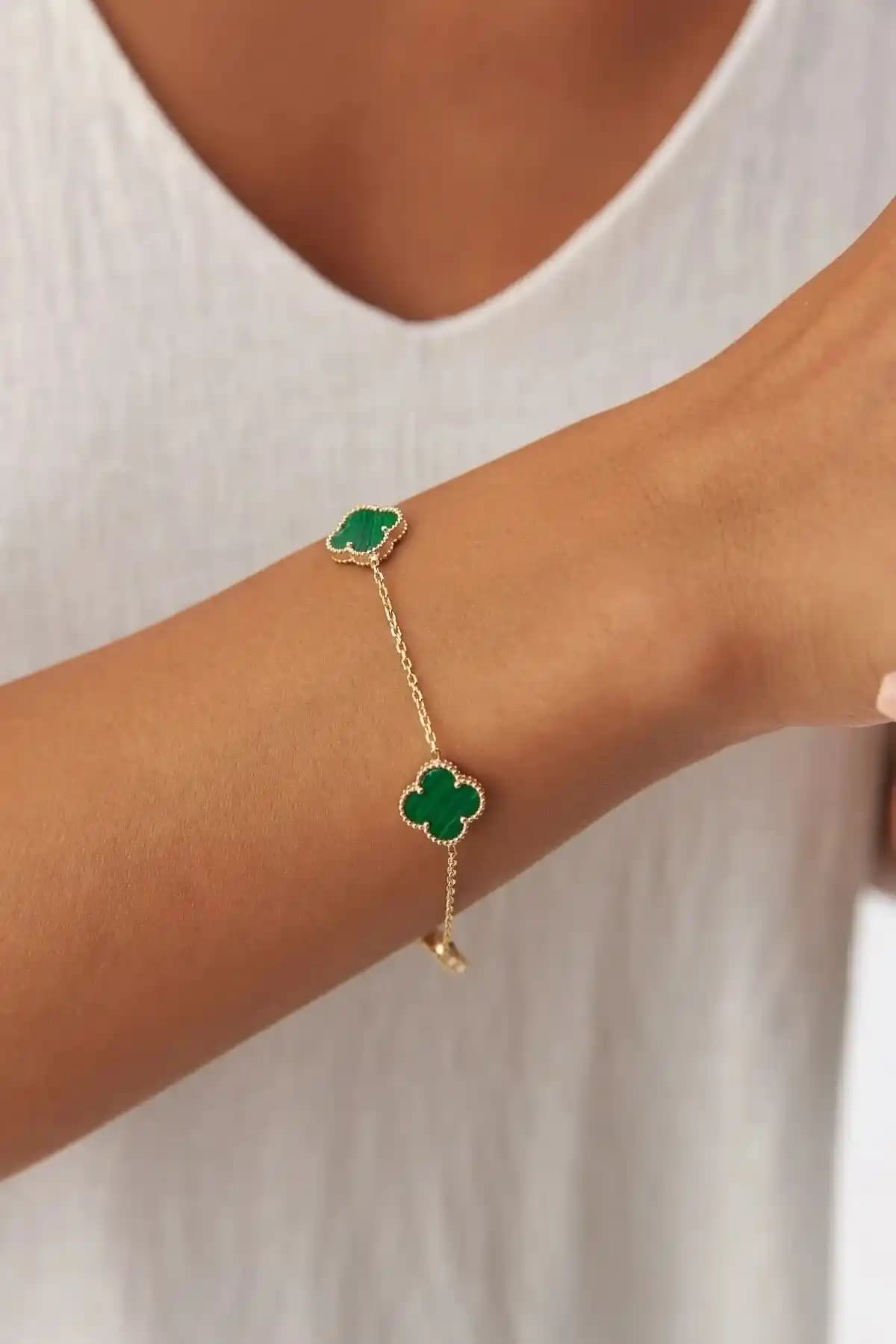 Altın Yonca Bileklik: Şıklık ve Uğur Getiren Zarif Takı Parçası