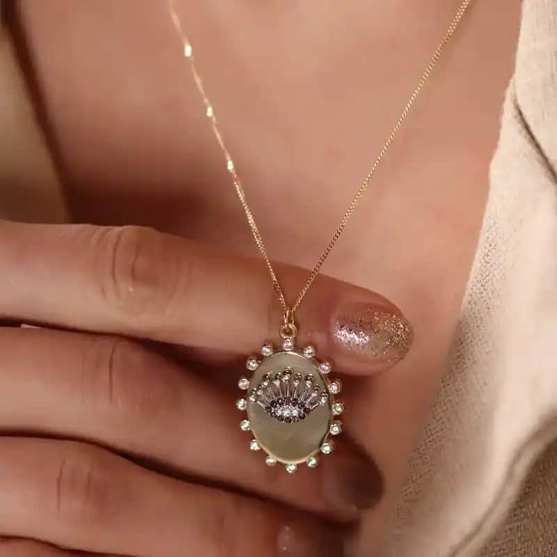 Anlamlı Kolye Modelleri: Her Tarza Uygun Şık ve Kişisel Takı Seçenekleri