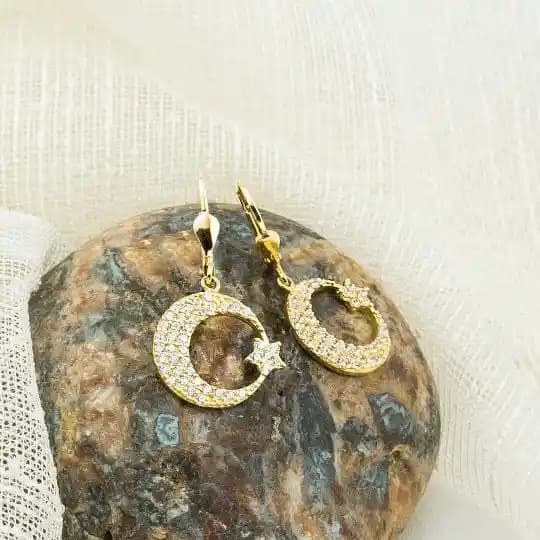 Ay Yıldızlı Küpe Modası ve Anlamı: Stilinizde Sembol ve Estetik Buluşması