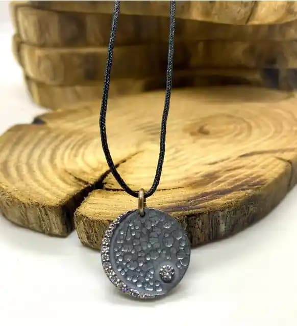 Aylı Kolye Modası ve Anlamları: Şıklık ve Sembolizmin Buluşması