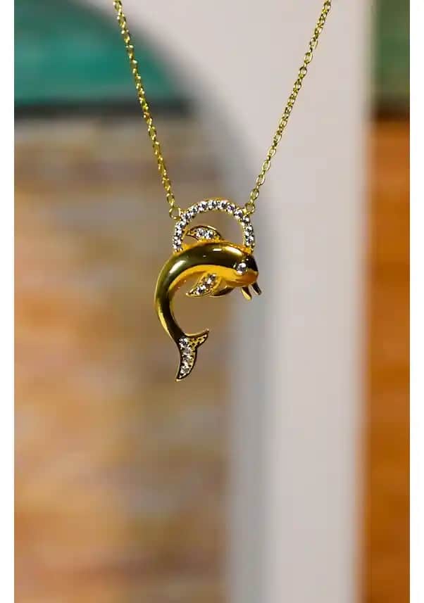 Balık Kolyesi: Deniz Tutkunlarının Anlam ve Şıklık Arayışında Popüler Takı Seçeneği