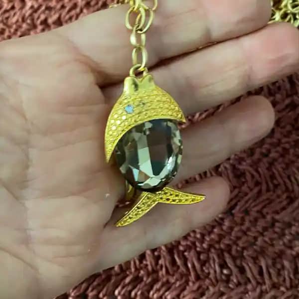 Balıklı Kolye Nedir ve Neden Popüler Bir Takı Seçeneğidir