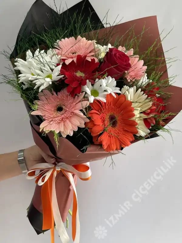Çanta ve Aksesuarlarında Çiçek Buketleriyle Estetik ve Fonksiyonelliğin Buluşması