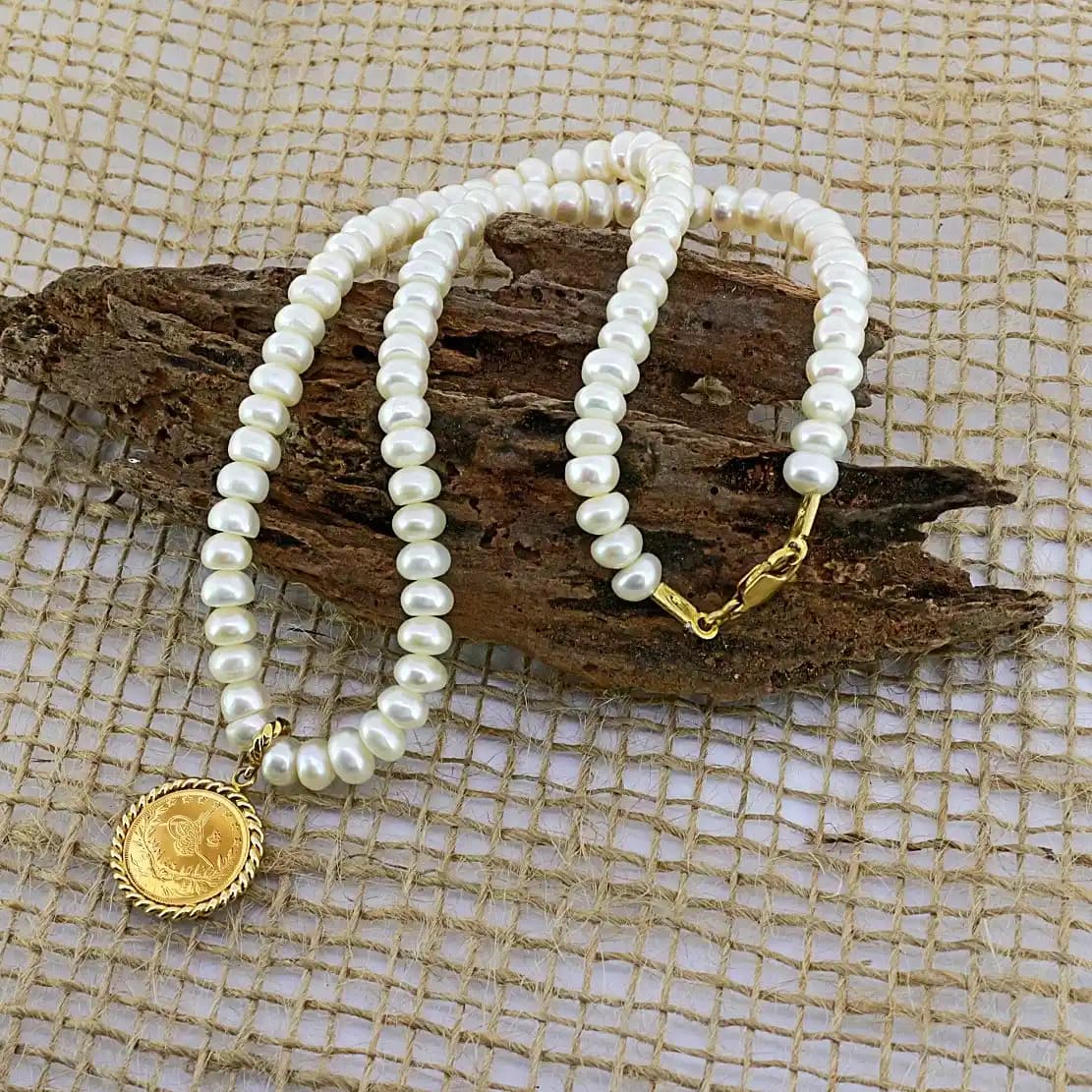 Çanta ve Kolye Uyumuyla Şıklığınızı Tamamlayın: Moda Trendleri ve Stil İpuçları