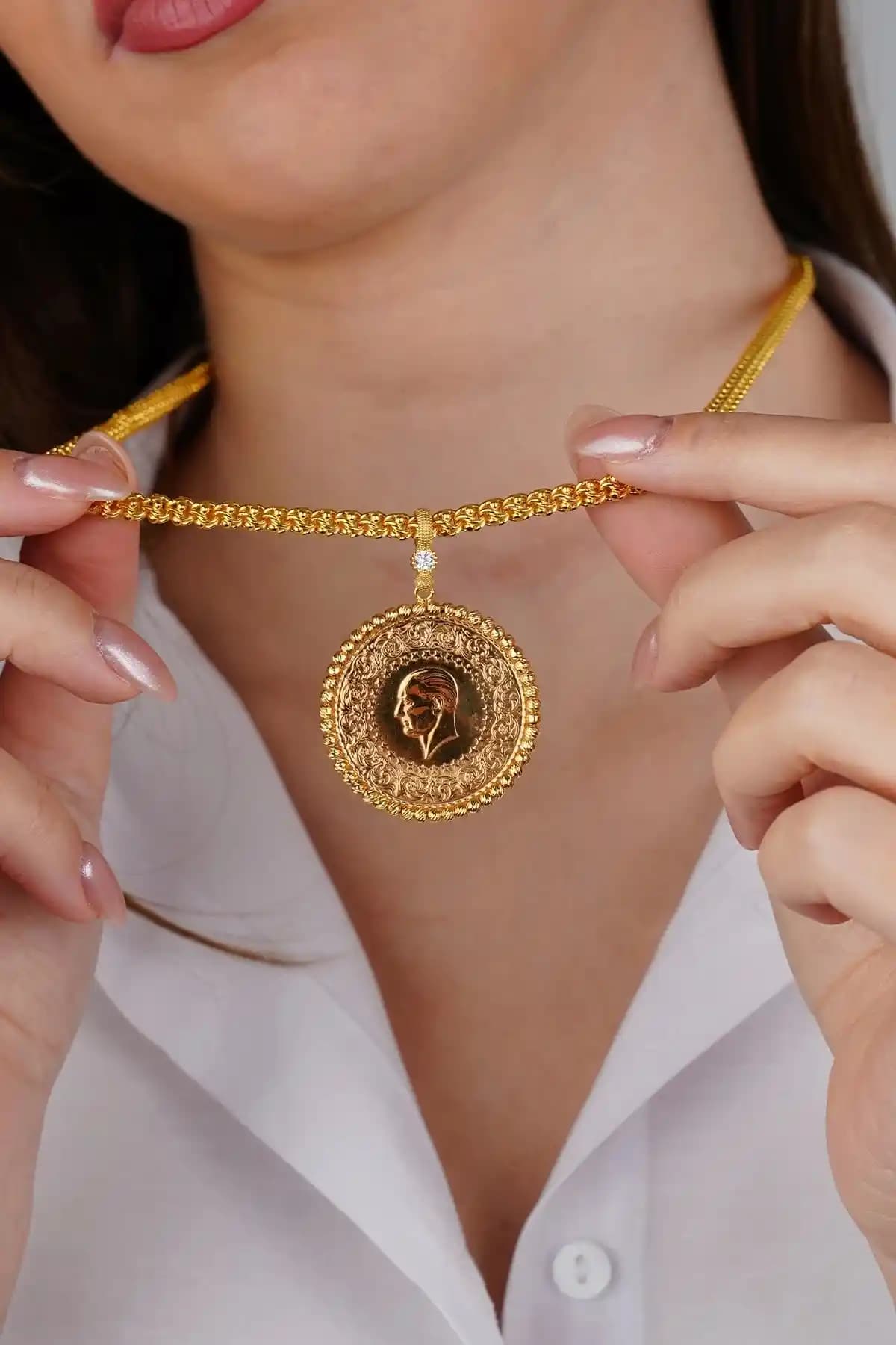 Çerçeveli Gremse Altın Kolye: Modern ve Zarif Takı Tasarımıyla Şıklığa Yeni Bir Soluk