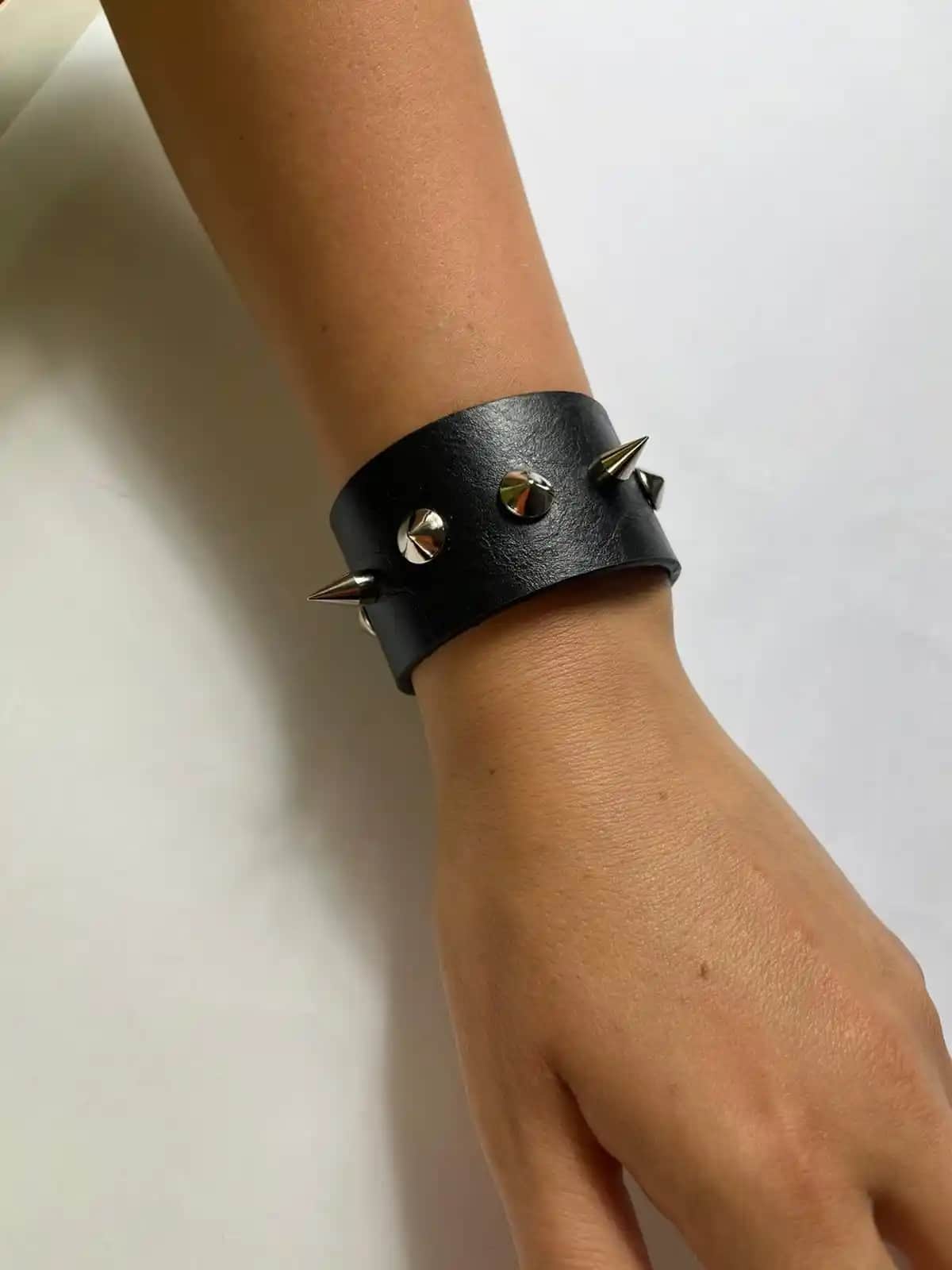 Dikenli Bilekliklerin Moda Dünyasındaki Yeri ve Kendini İfade Etme Gücü