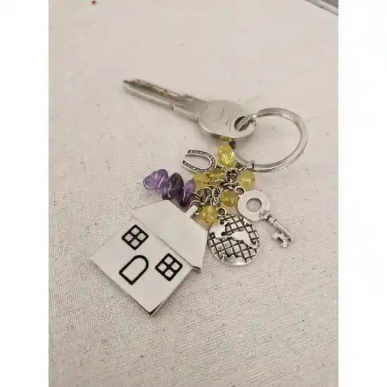 Ev Anahtarlıklarının Çanta ve Aksesuarlarındaki Önemi ve Stil İfadesi