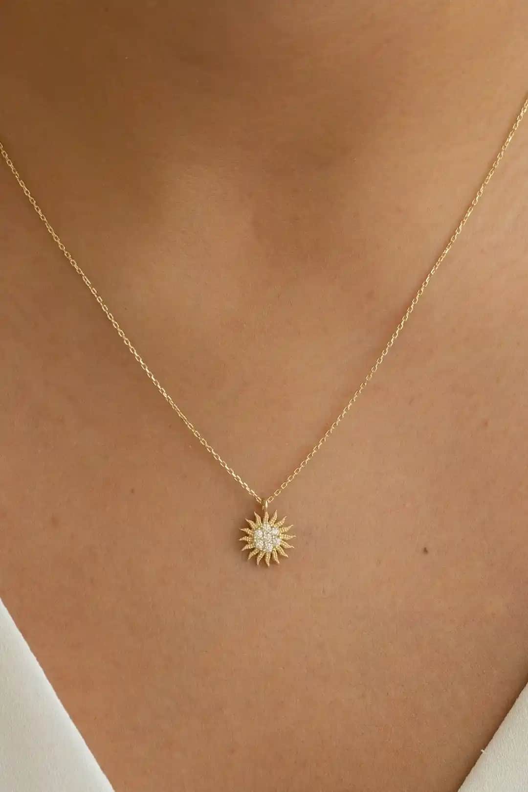 Güneş Motifli Altın Kolye Seçenekleri ve Moda Trendleri Hakkında Bilgiler