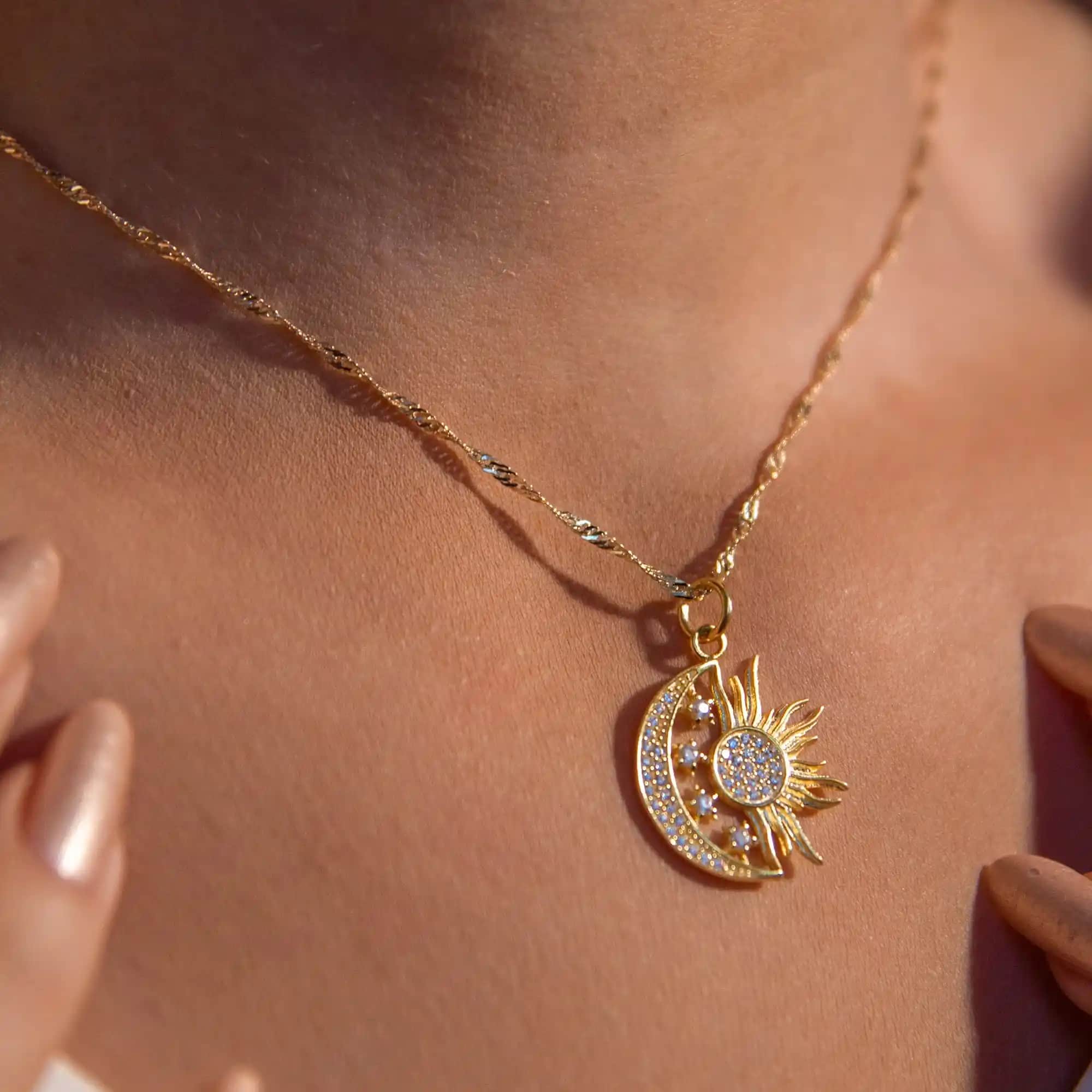 Güneş ve Ay Kolyesi: Astrolojik ve Estetik Anlamlar İçeren Modern Takı Seçenekleri