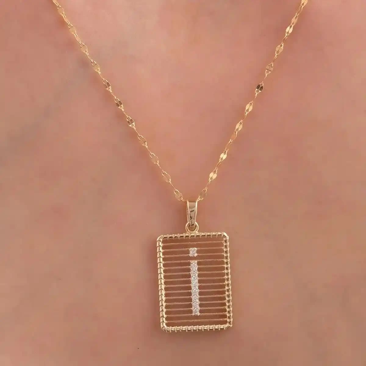 İ Harfli Kolye: Kişisel Anlam ve Şıklık Sunan Takı Seçenekleri