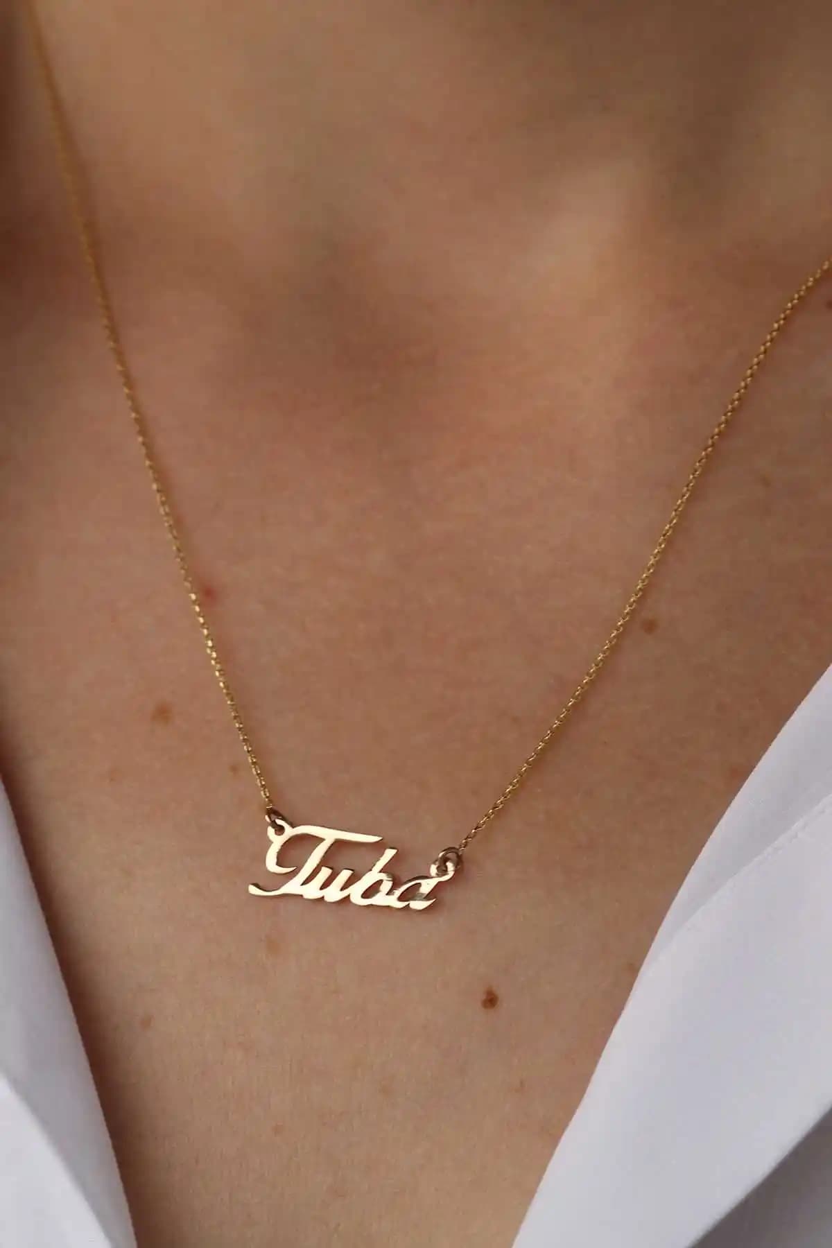 İsim Kolyesi: Kişisel Tarzınızı ve Anlamınızı Yansıtan Modern Takı Seçenekleri