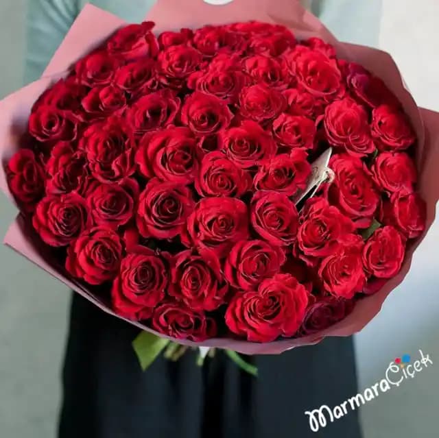 Kırmızı Gül Motifleri ile Çanta ve Aksesuar Tasarımlarında Zarafet ve Şıklık