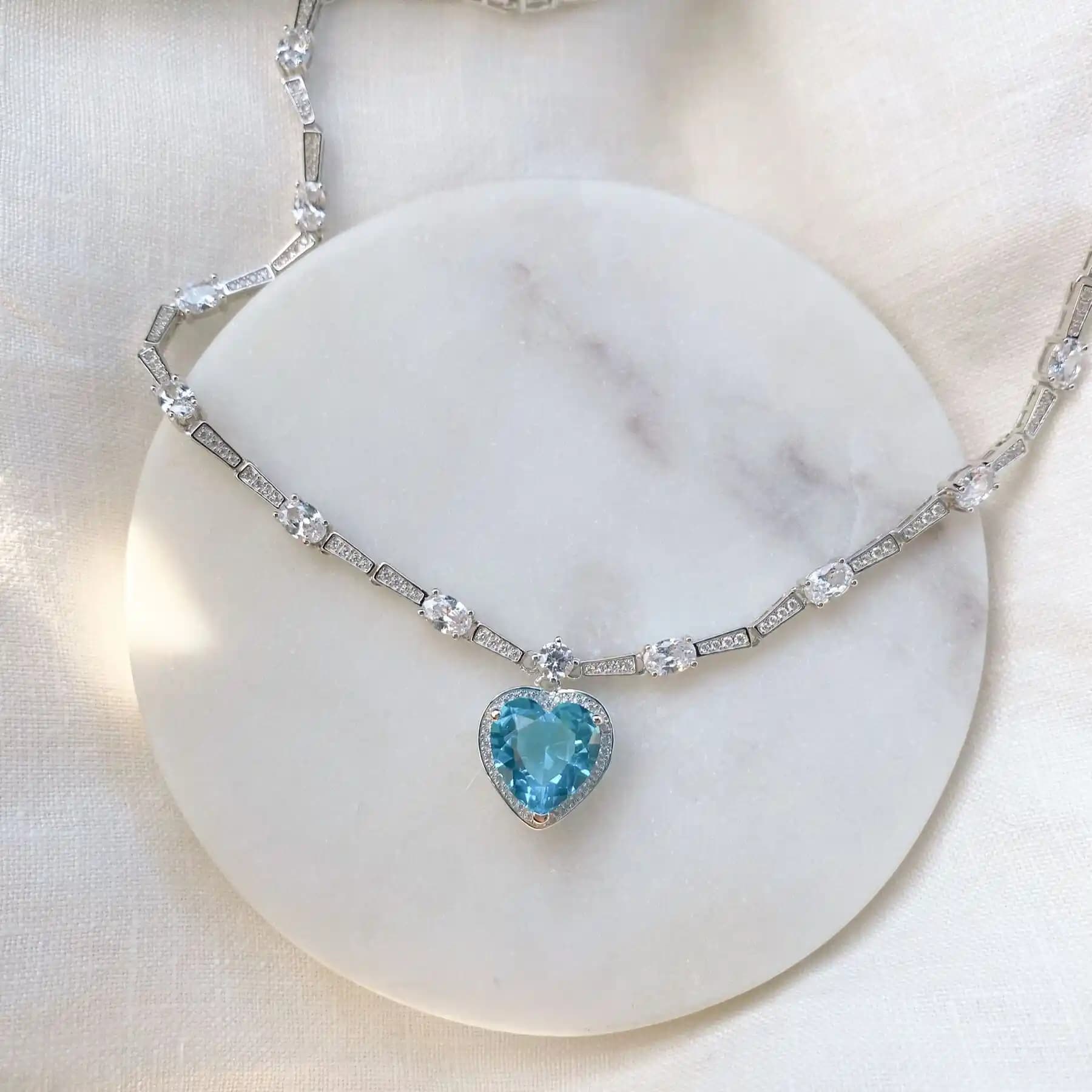 Mavi Kalpli Kolye ile Şıklık ve Sevgi Dolu Aksesuar Kombinleri Rehberi