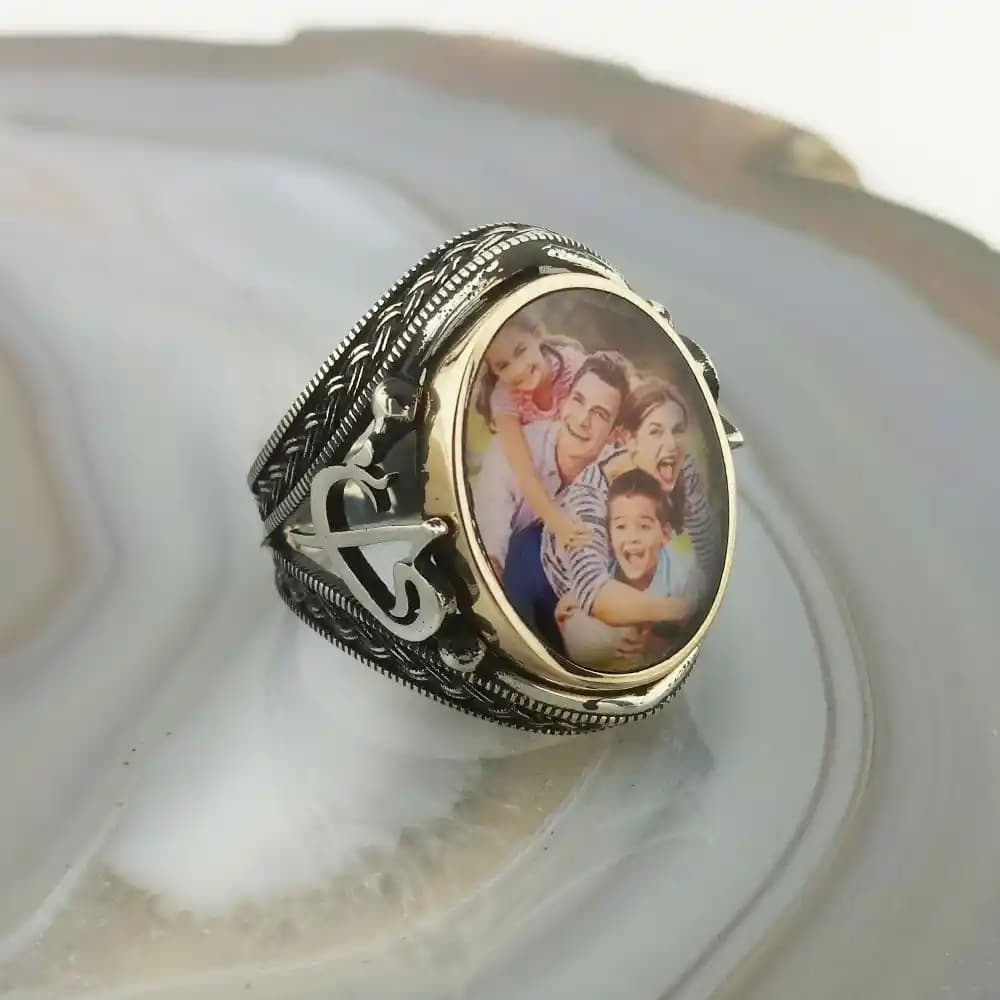 Resimli Yüzükler: Sanat ve Anlamın Buluştuğu Kişisel Takı Trendleri