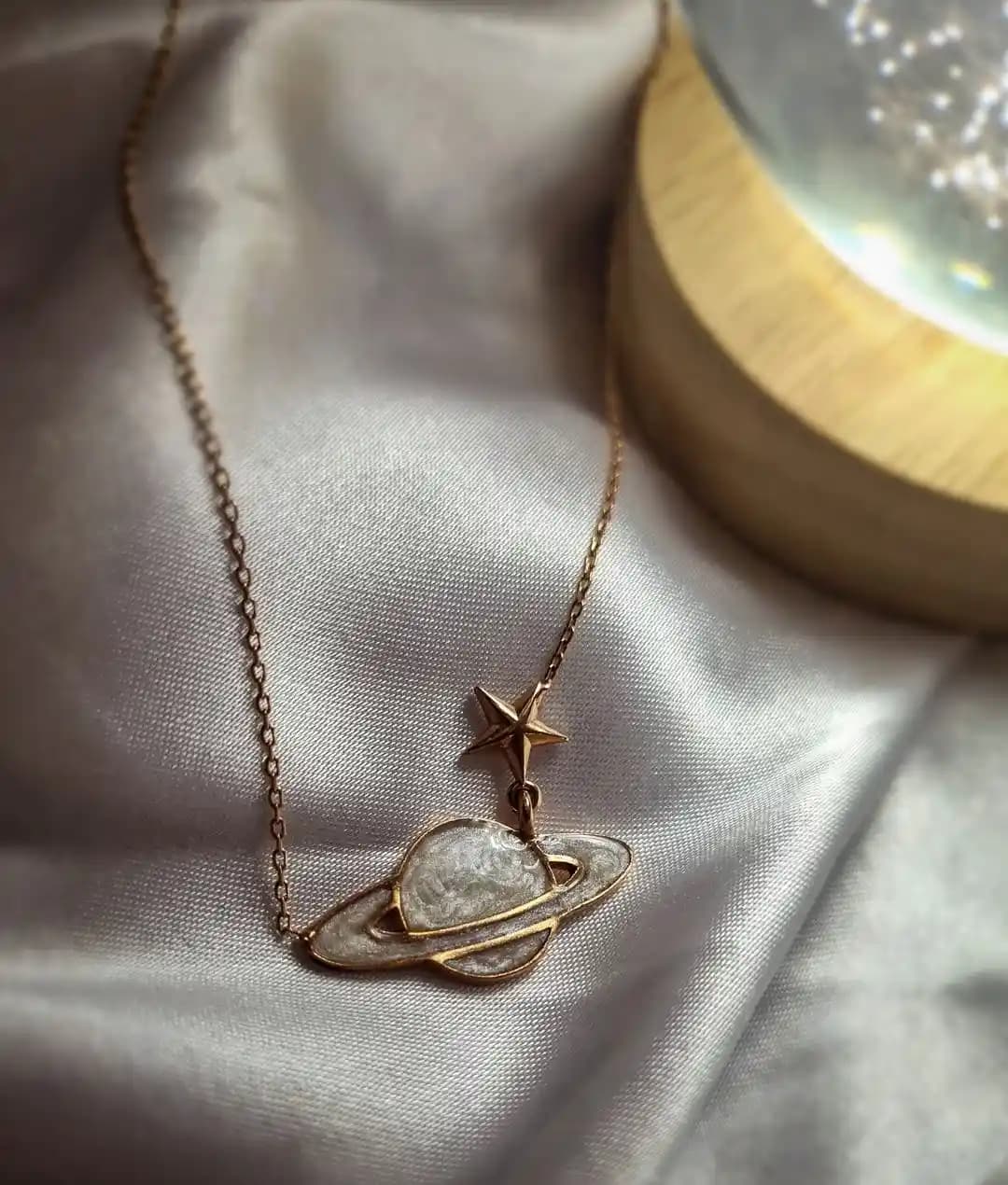 Satürn Kolye: Uzayın Büyüleyici Güzelliğini Yansıtan Modern Takı Seçenekleri