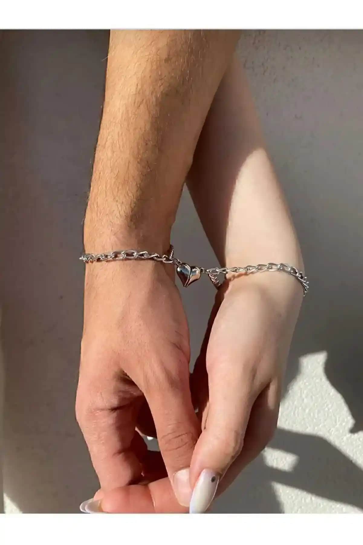 Sevgili Çift Bileklikleri: Anlamlı Bağların Sembolü ve Hediye Seçenekleri