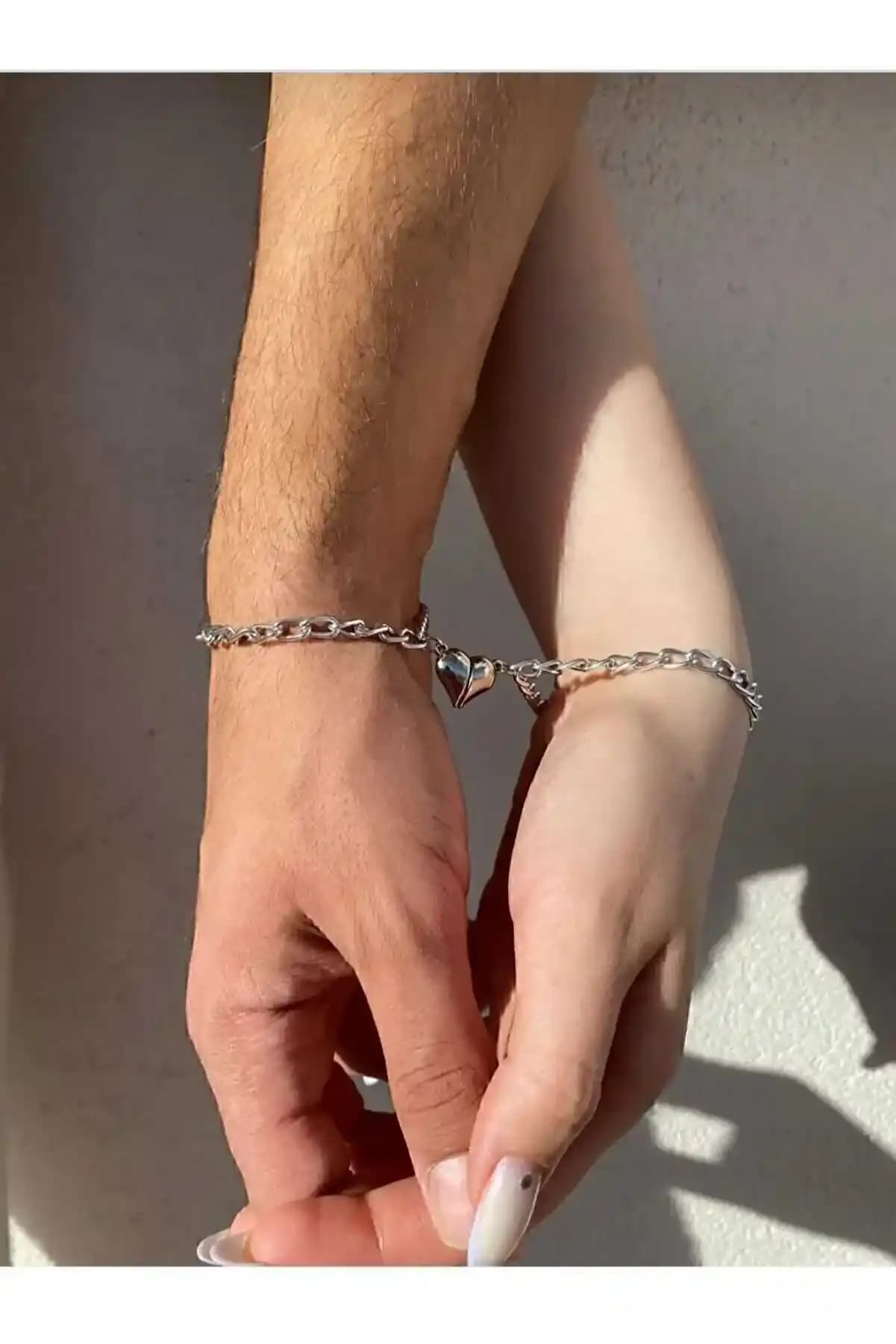 Sevgili Çift Bileklikleri: Anlamlı Bağların Sembolü ve Hediye Seçenekleri