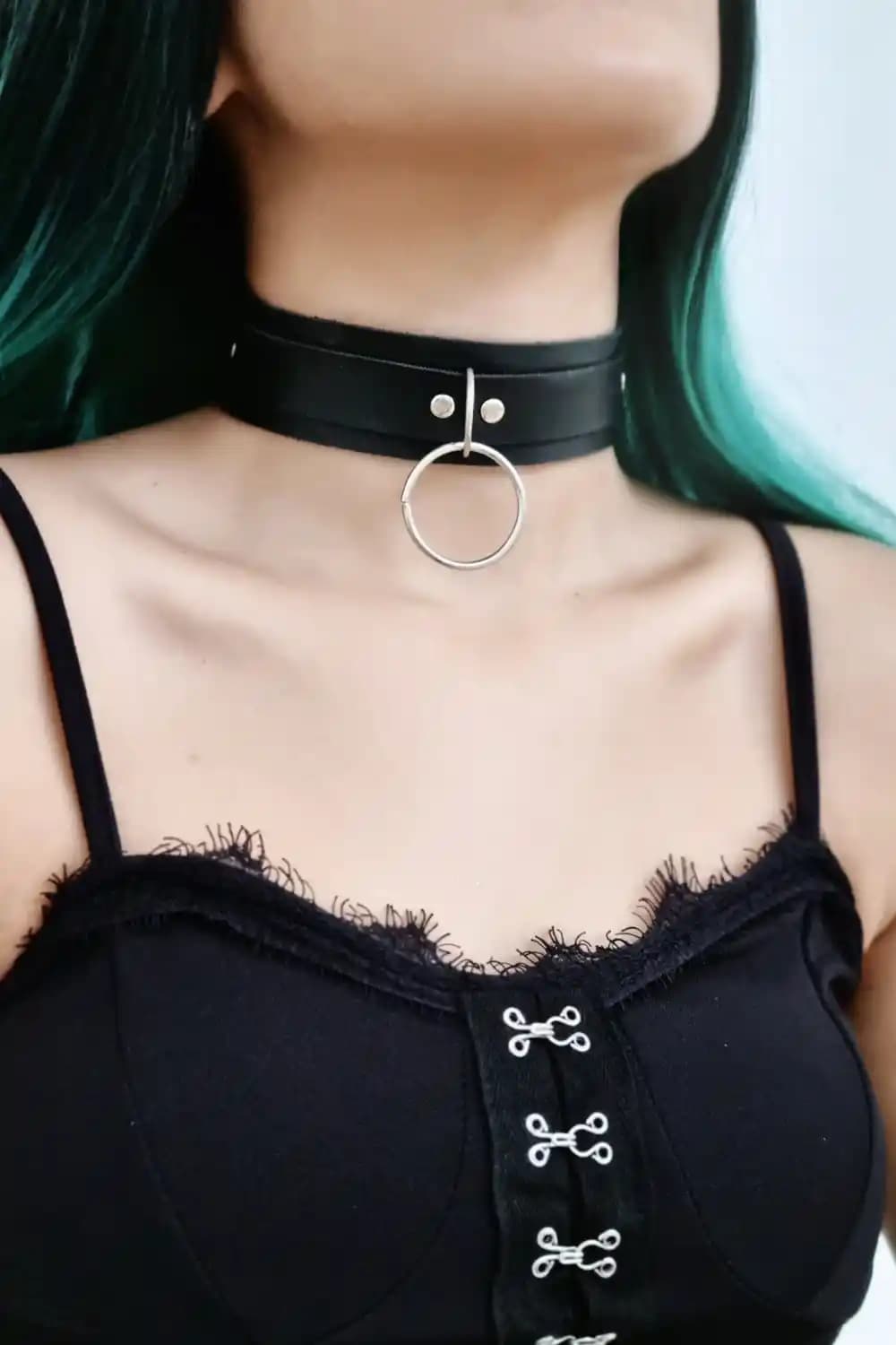 Tasma Kolye Nedir ve Moda Dünyasında Neden Bu Kadar Popüler Bir Aksesuar Haline Geliyor?