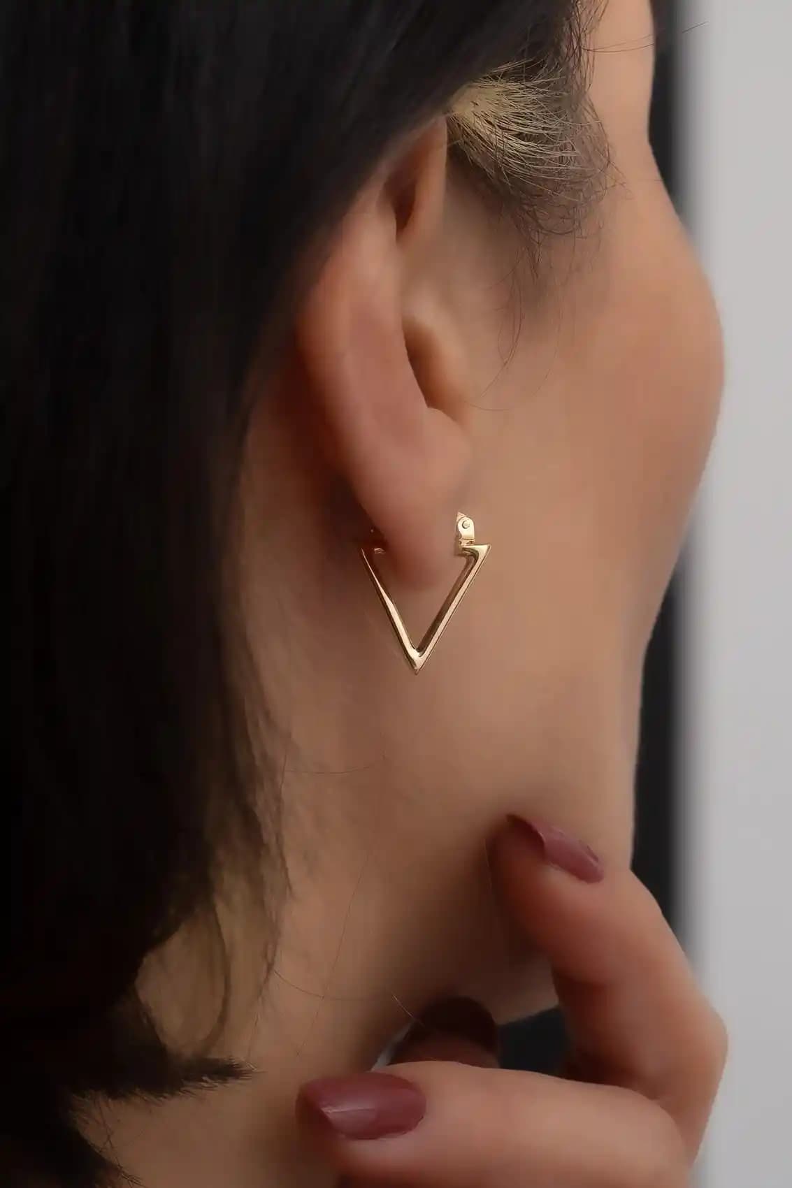 Üçgen Küpe Trendleri ve Stil İpuçlarıyla Modern Takı Seçenekleri