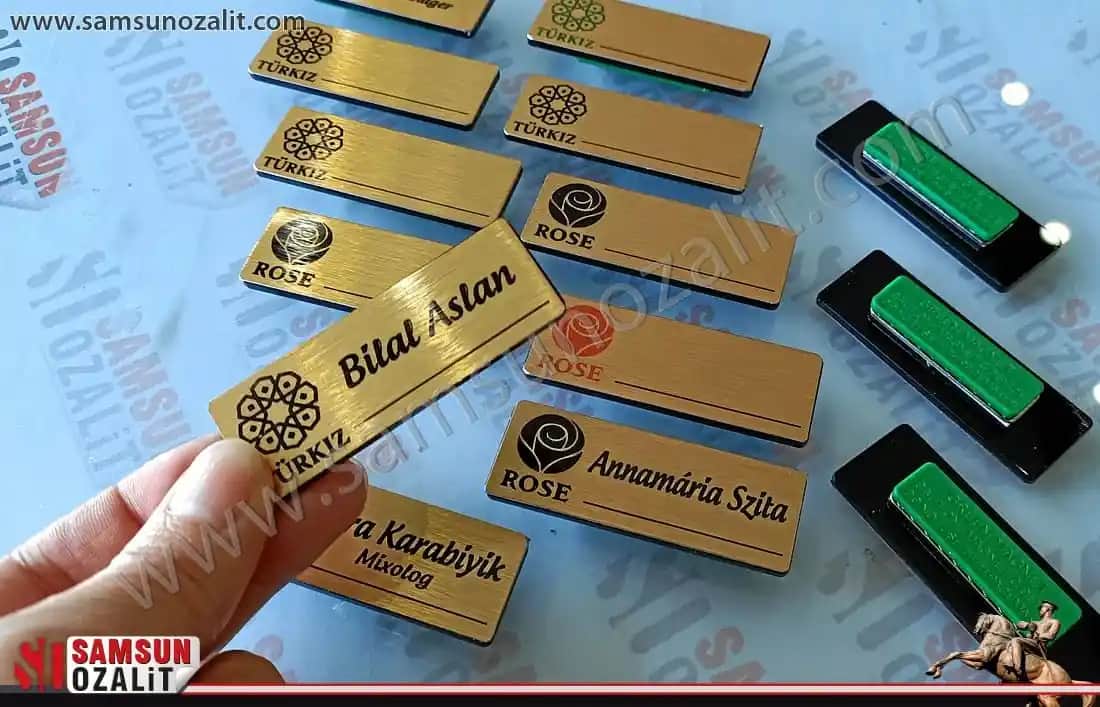 Yaka İsimlikleri: Çanta ve Aksesuarlarında Şıklık ve Güvenliği Birleştiren Detaylar