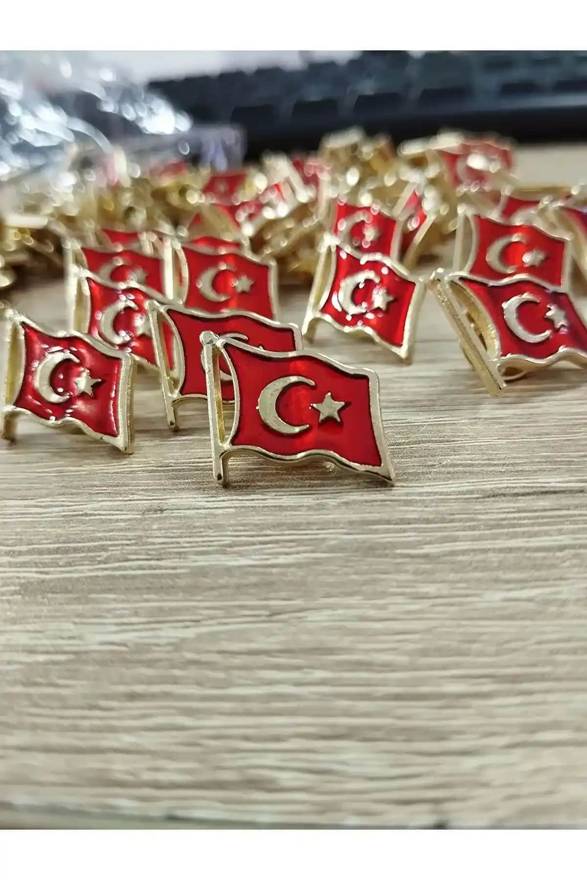 Yaka Rozetleri Çanta ve Aksesuar Tasarımlarında Yenilik ve Kişisel Tarzın Yansıması