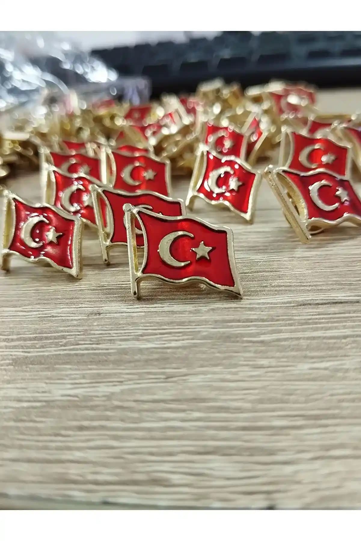 Yaka Rozetleri Çanta ve Aksesuar Tasarımlarında Yenilik ve Kişisel Tarzın Yansıması