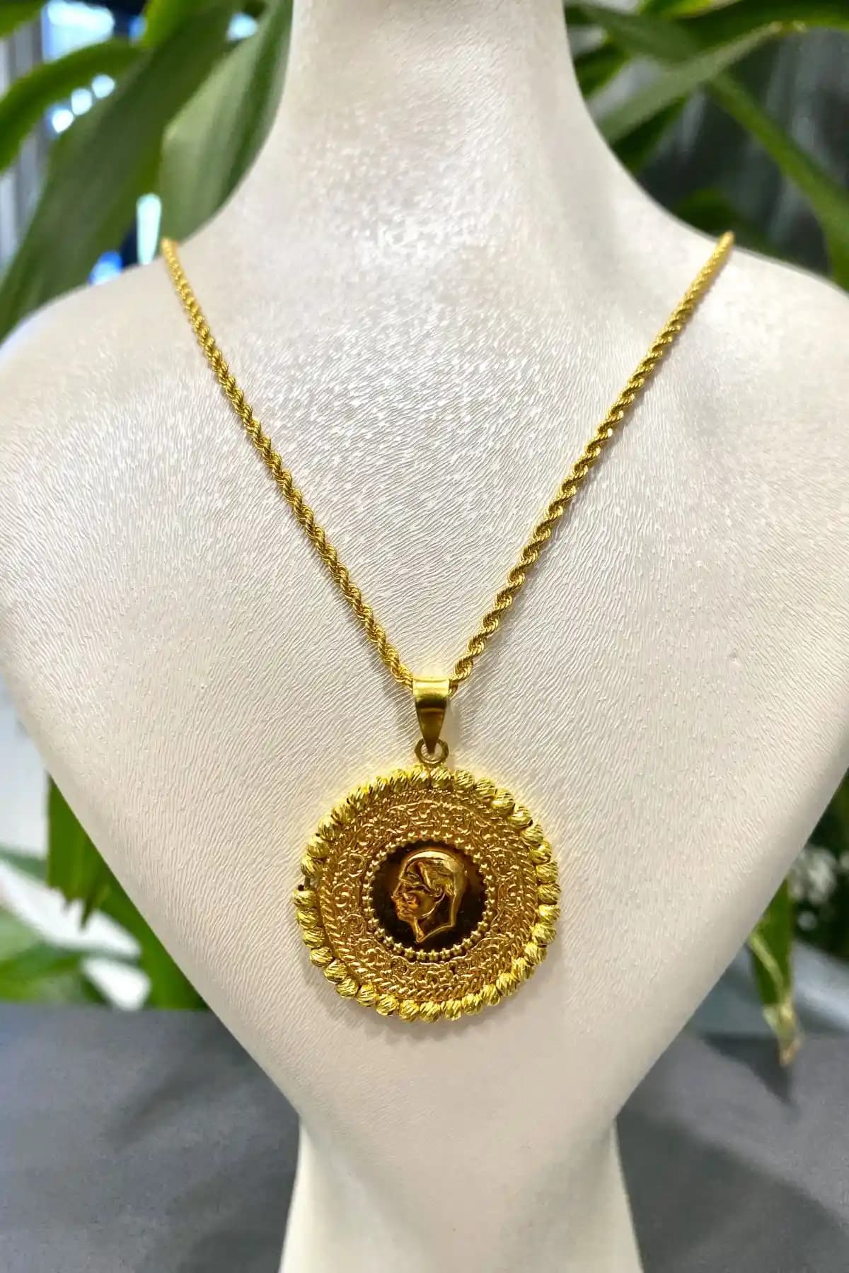 Yarım Altın Kolye Modelleri: Şıklık ve Zarafetin Modern Simgesi