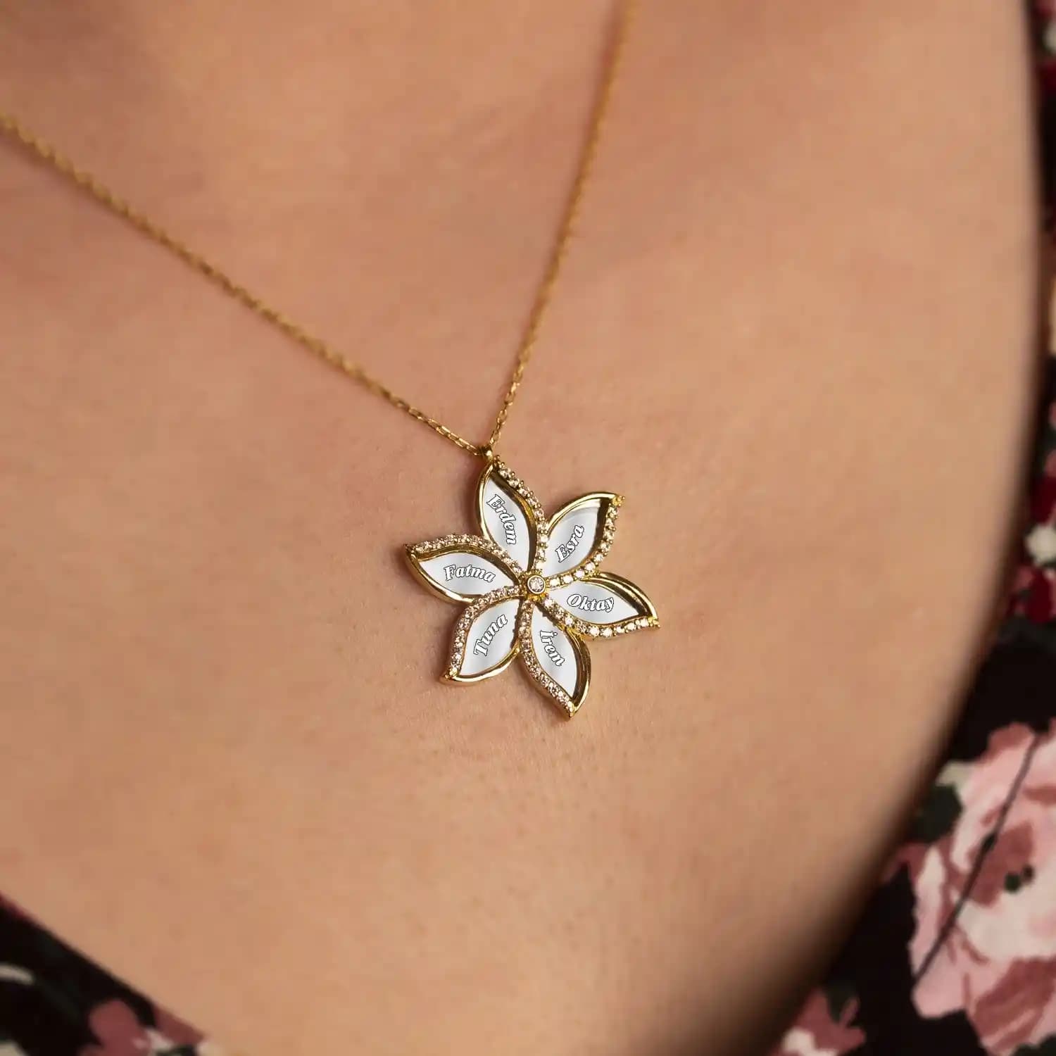 Yasemin Çiçeği Kolye: Zarafet ve Anlamın Modern Takı Tasarımındaki Yeri