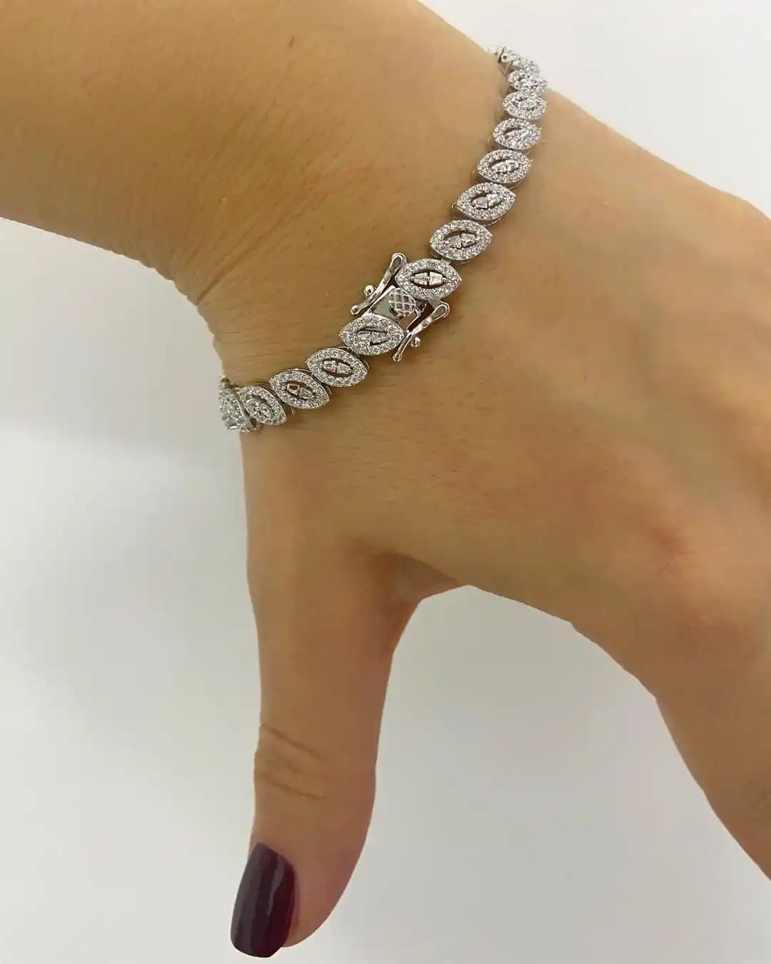 Zirkon Taşlı Bileklikler: Uygun Fiyatlı Şıklık ve Modern Takı Trendleri