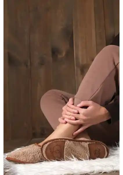 Hamur Kışlık Kaymaz Deri Taban Ev Patiği ile Trios Peluş Ev Botu TS1153 karşılaştırması