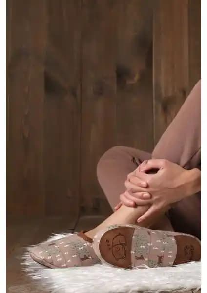 Hamur Kışlık Kaymaz Deri Taban Ev Patiği ile Trios TS1153 Kadın Ev Botu Karşılaştırması