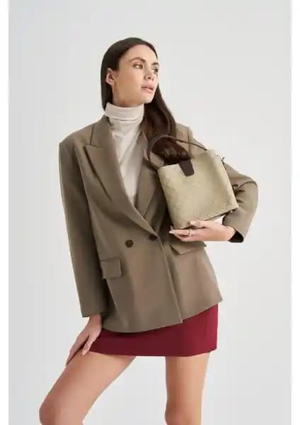 Lucky Bees Desenli Kadın Çantası ile Baget Çanta Karşılaştırması: Boyut ve Malzeme