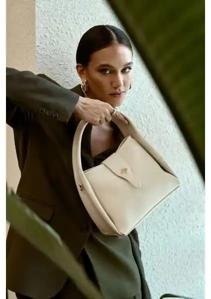 Lucky Bees Kadın El/Omuz Çantası ile Yongtai Hasır Omuz Çantası Karşılaştırması