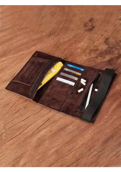 Bouscrab Süet Deri Kartlıklı Tütün Kesesi Şıklık ve Fonksiyonellik Sunan Tasarım