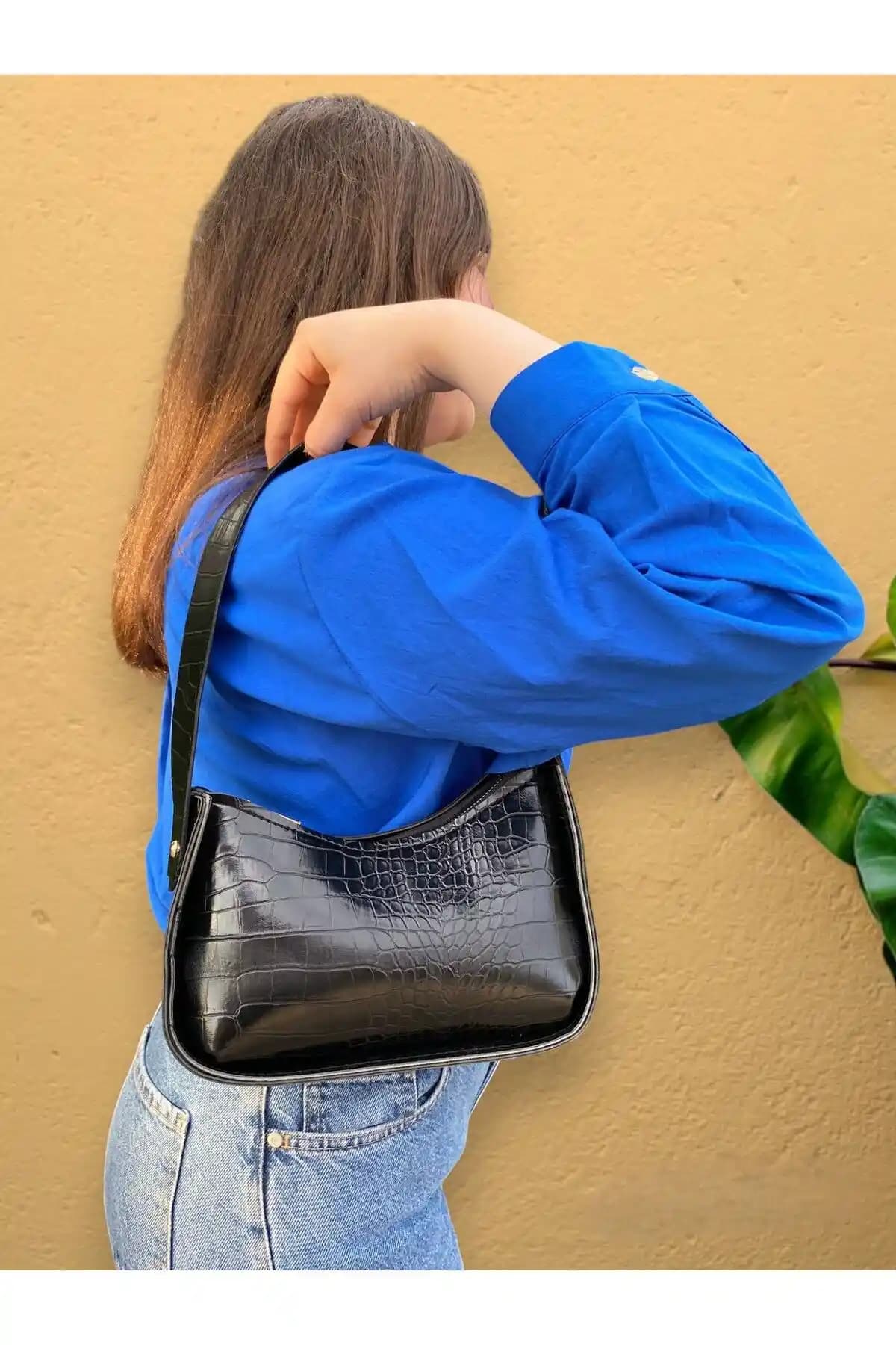 KsburdaSiyah Baget Çanta: Şıklık ve Fonksiyonalitenin Buluşması