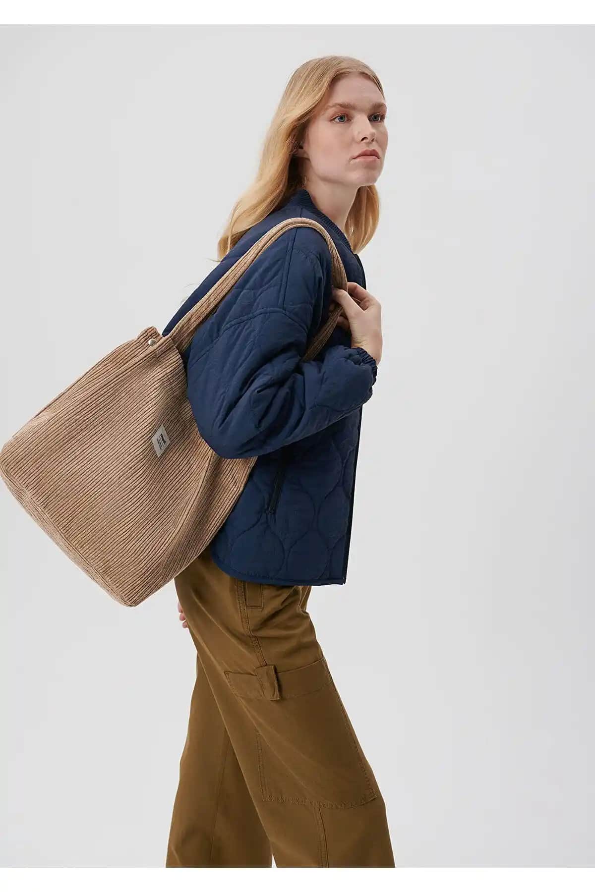 MaviBej Kadife Omuz Çantası: Şıklık ve Fonksiyonellik Bir Arada