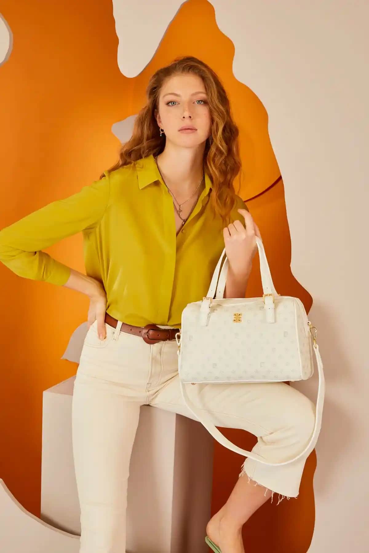 Pierre Cardin Beyaz Monogram Kadın Omuz Çantası: Estetik ve Kullanışlı