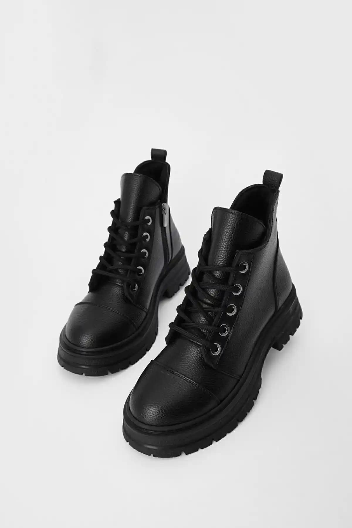 Marjin Kadın Bağcıklı Kalın Taban Postal Bot Konifa Siyah: Şıklık ve Rahatlık Dengesi