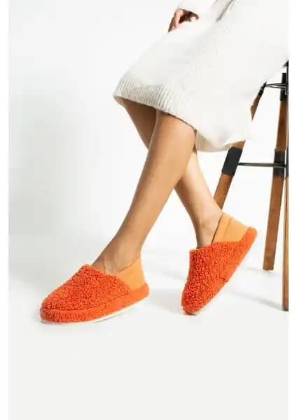 Trios Shoes Kadın Lastikli Kaymaz Taban Peluş Ev Botu TS1153 ile Konforlu ve Güvenli Kullanım