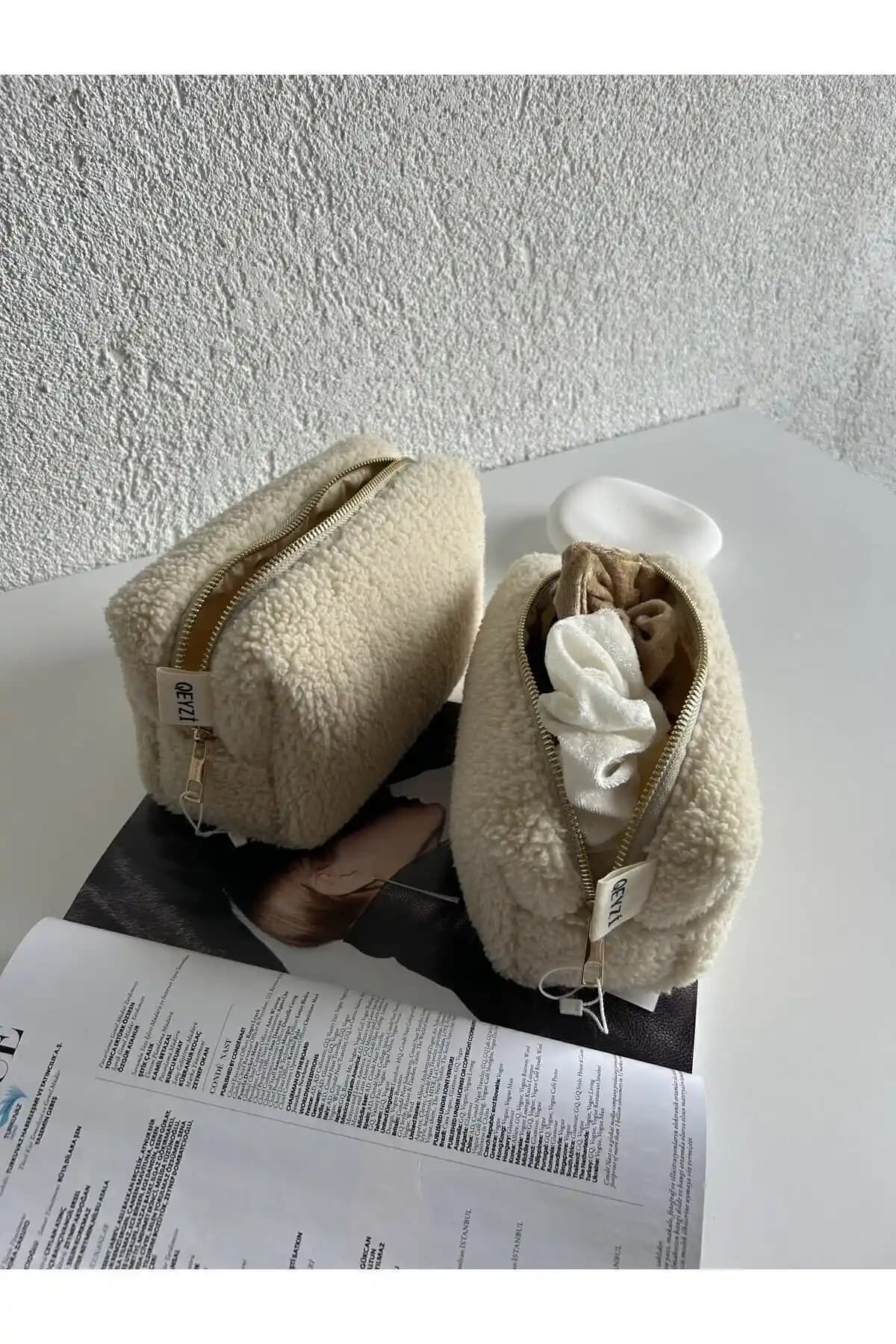 QEYZİ Teddy Kumaş Bej Orta Boy Kozmetik Makyaj Çantası ile Kullanım Kolaylığı