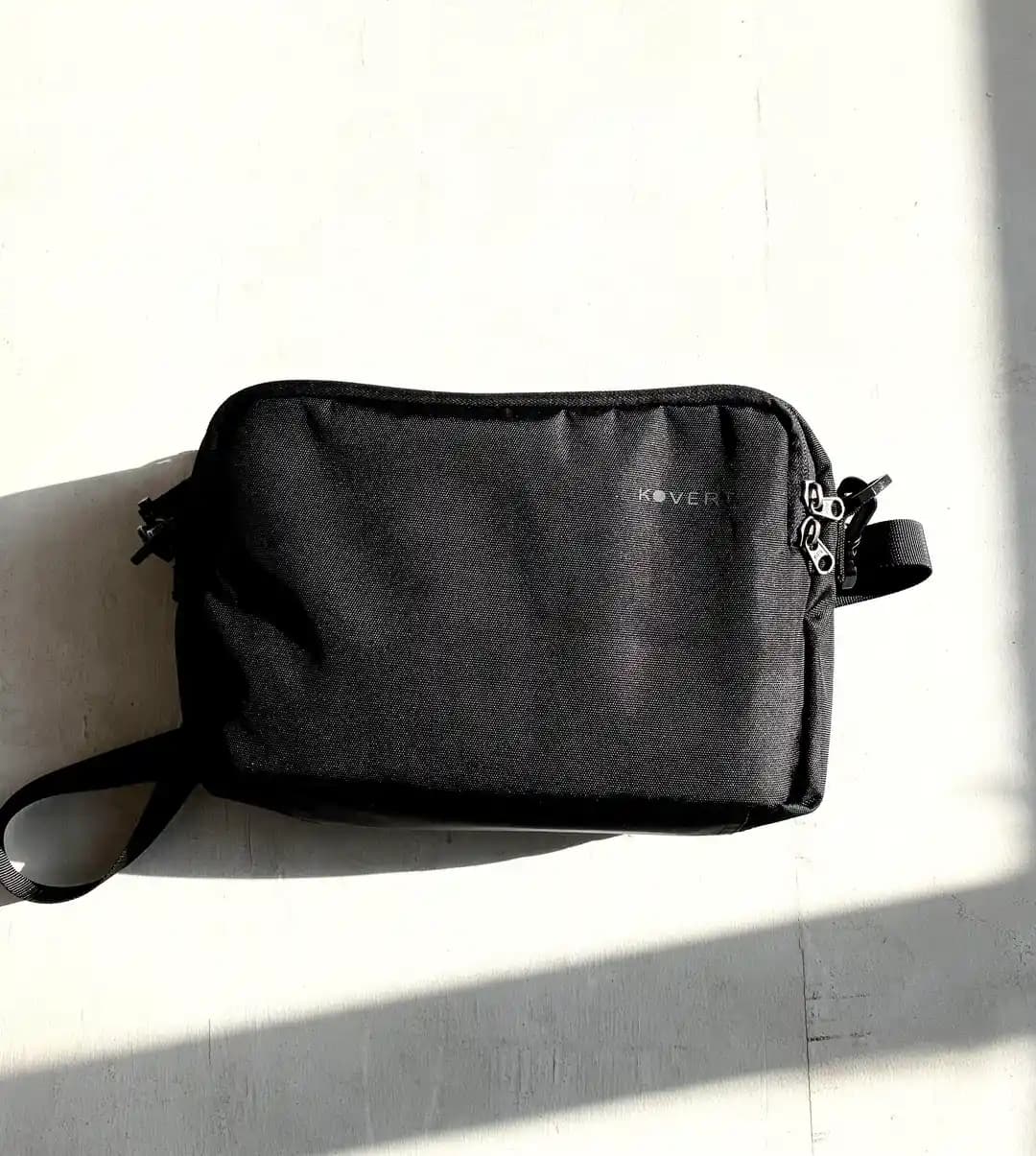 4.5 Litrelik Sling Çanta ve Gizli 18 Litrelik Sırt Çantası Özellikleriyle Çok Yönlü Kullanım