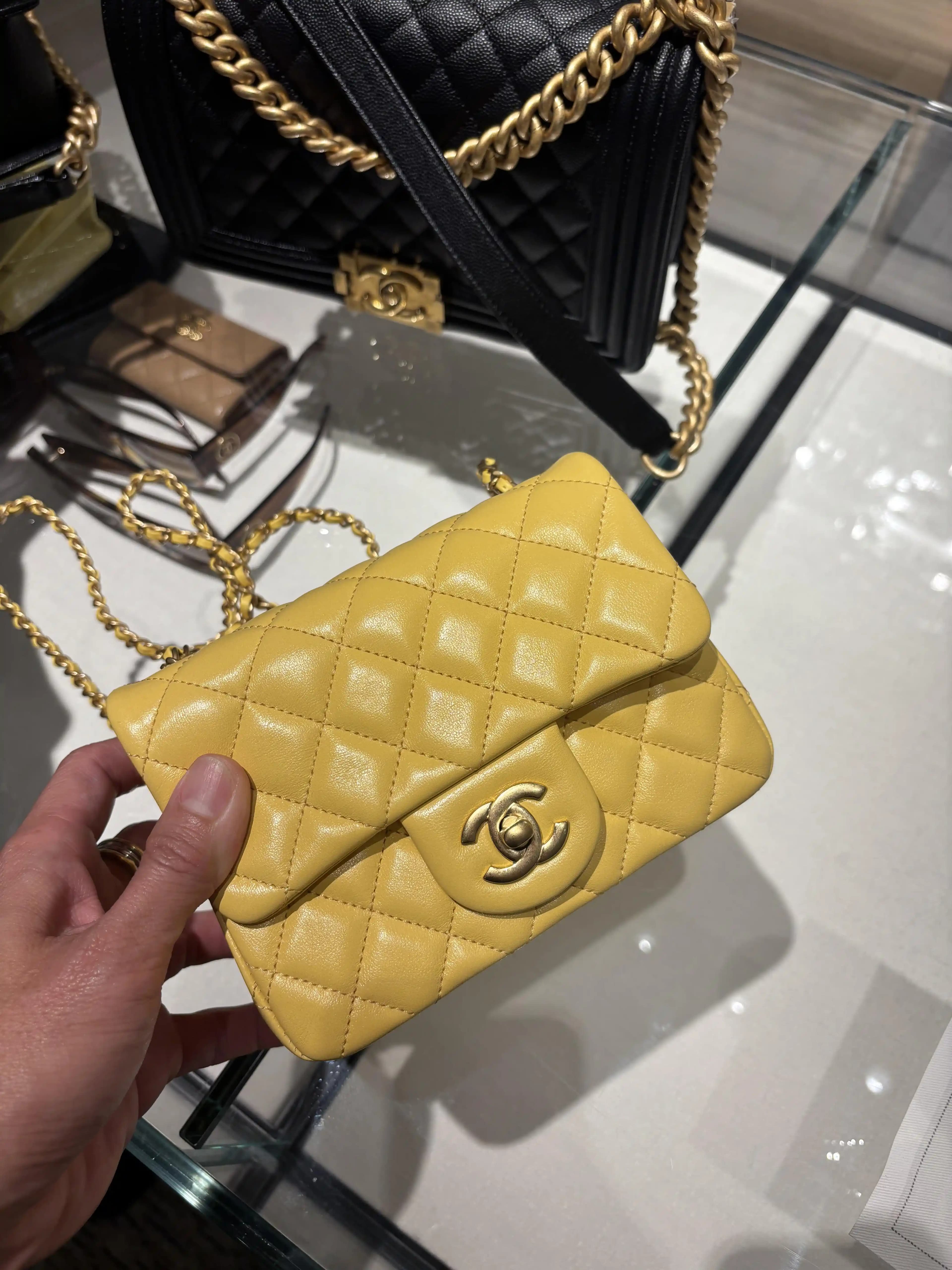 Anneye Hediye Seçiminde Çanta Rengi ve Stili: Yaş Faktörünün Önemi ve Tercihler