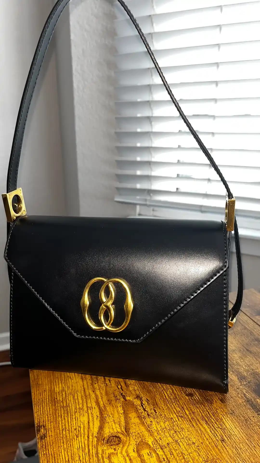 Bally Emblem Çantalar: Tasarım, Kalite ve Vintage Deri Ürünlerinin Değeri